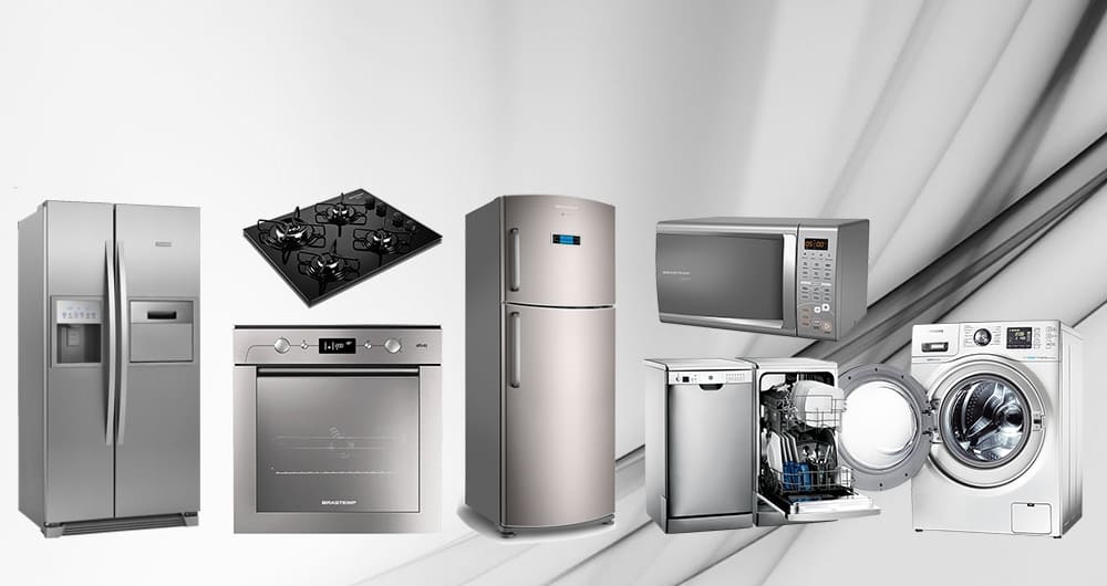 Técnico da Gelatec consertando uma geladeira em São Paulo